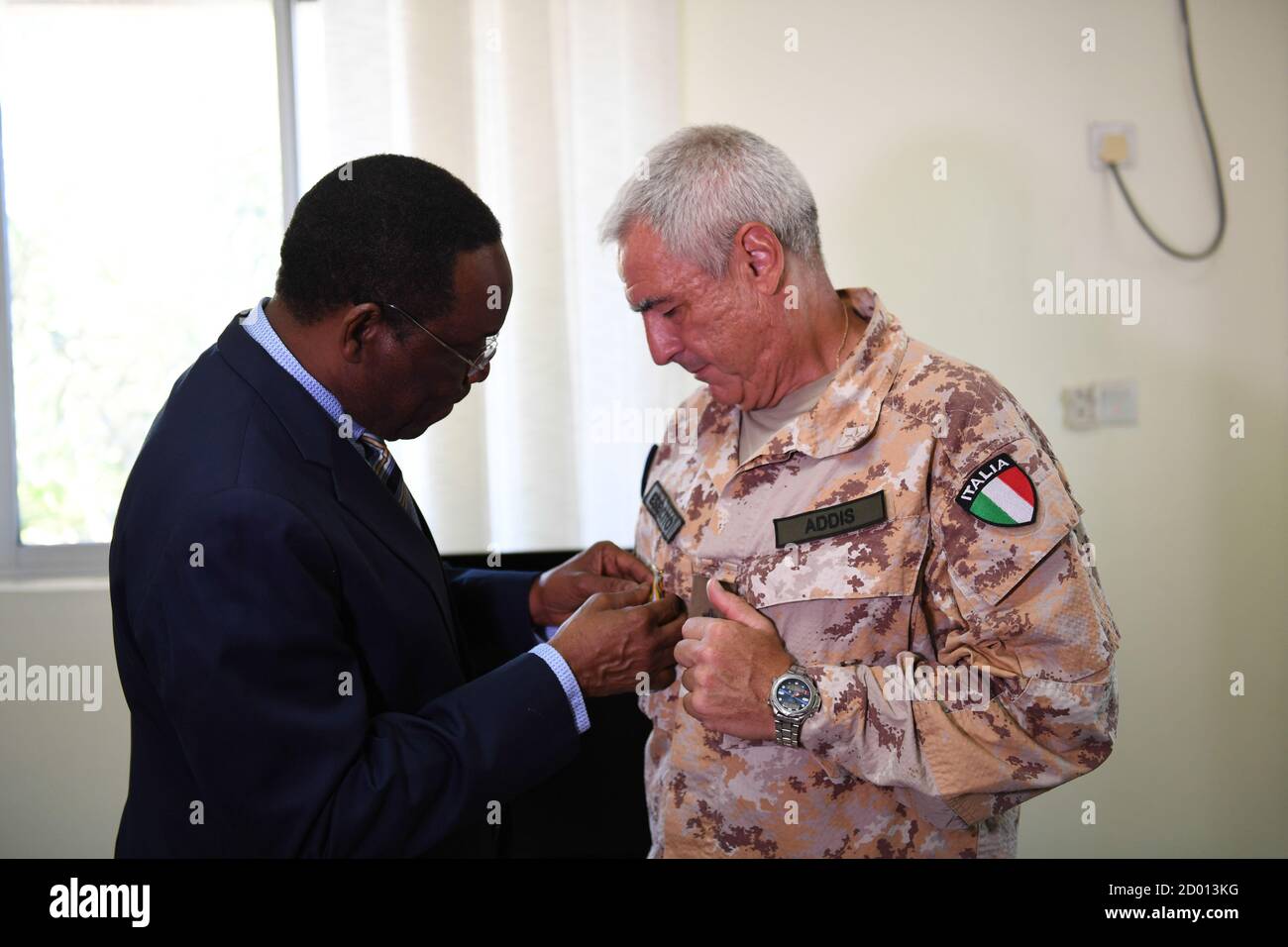 L'ambasciatore Francisco Madeira (sinistra), rappresentante speciale del presidente della Commissione dell'Unione Africana (SRCC) per la Somalia, infigura una medaglia al brigadiere generale Pietro Addis, comandante della missione di formazione dell'Unione europea (EUTM) in Somalia, presso l'ufficio SRCC a Mogadiscio il 12 maggio 2018. Foto Stock