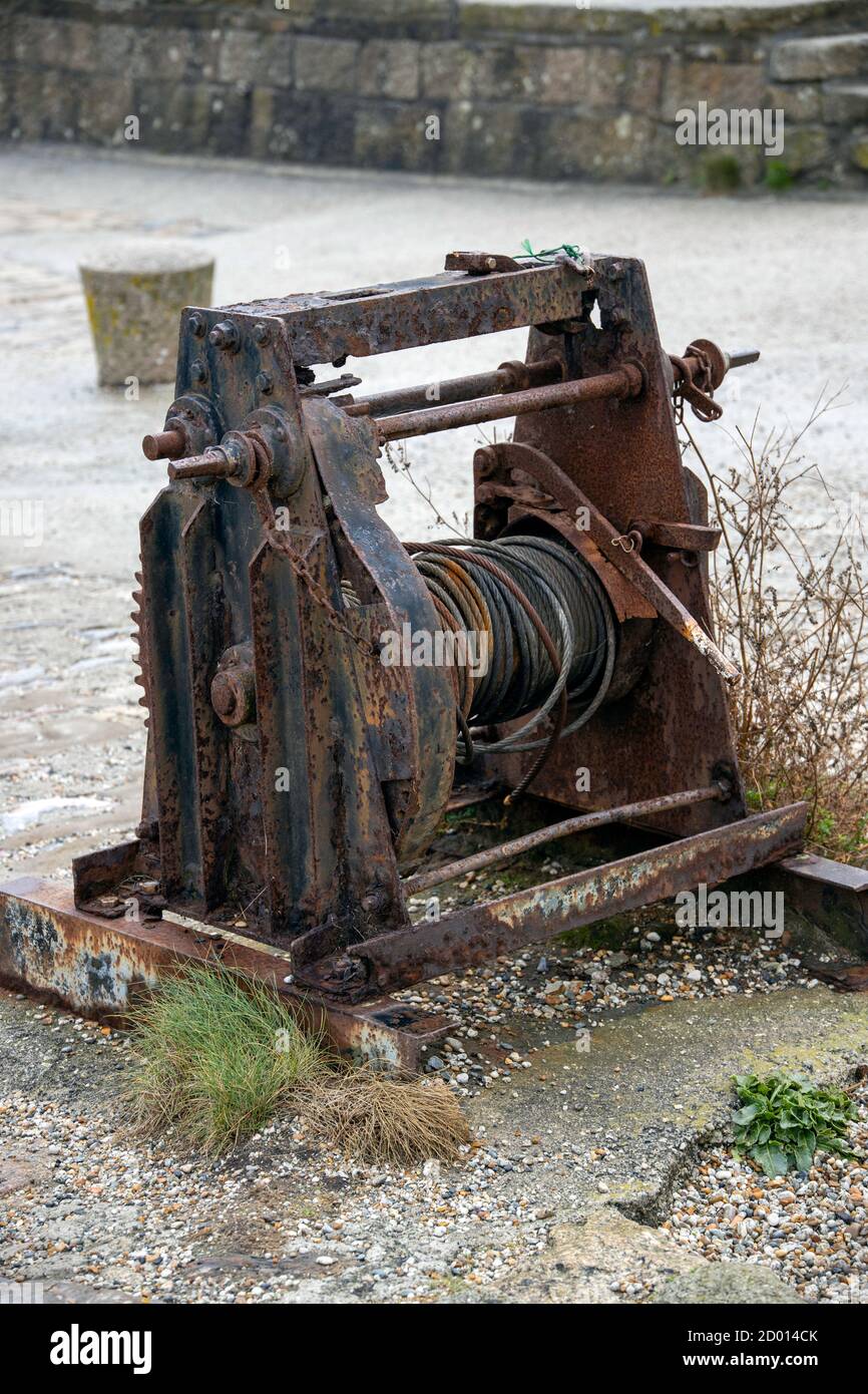 Verricello di ferro molto vecchio a Charlestown sulla Cornovaglia meridionale costa Foto Stock