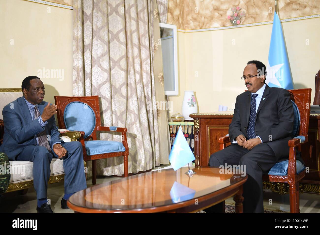 L'Ambasciatore Francisco Madeira, Rappresentante speciale del Presidente della Commissione dell'Unione Africana (SRCC) per la Somalia, incontra Mohamed Abdullahi Mohamed Farmaajo, Presidente della Somalia, durante la visita di cortesia dell'SRCC al Palazzo Presidenziale di Mogadiscio, Somalia, il 19 maggio 2018. Foto Stock