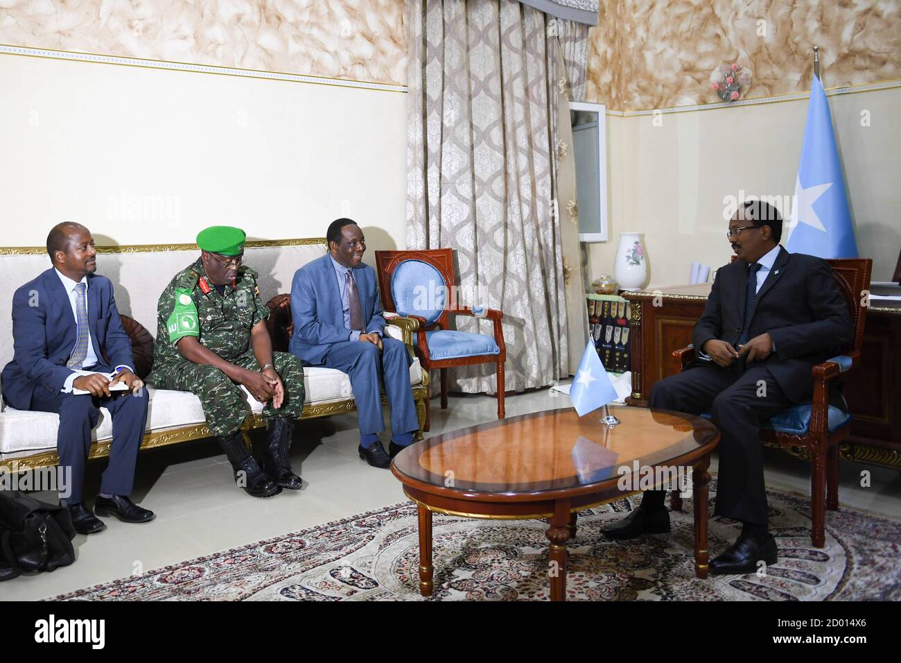 Il 19 maggio 2018, l'ambasciatore Francisco Madeira, rappresentante speciale della Commissione dell'Unione africana (SRCC) per la Somalia, ha incontrato il presidente somalo Mohamed Abdullahi Mohamed Farmaajo presso il Palazzo Presidenziale di Mogadiscio durante una visita di cortesia. Foto Stock