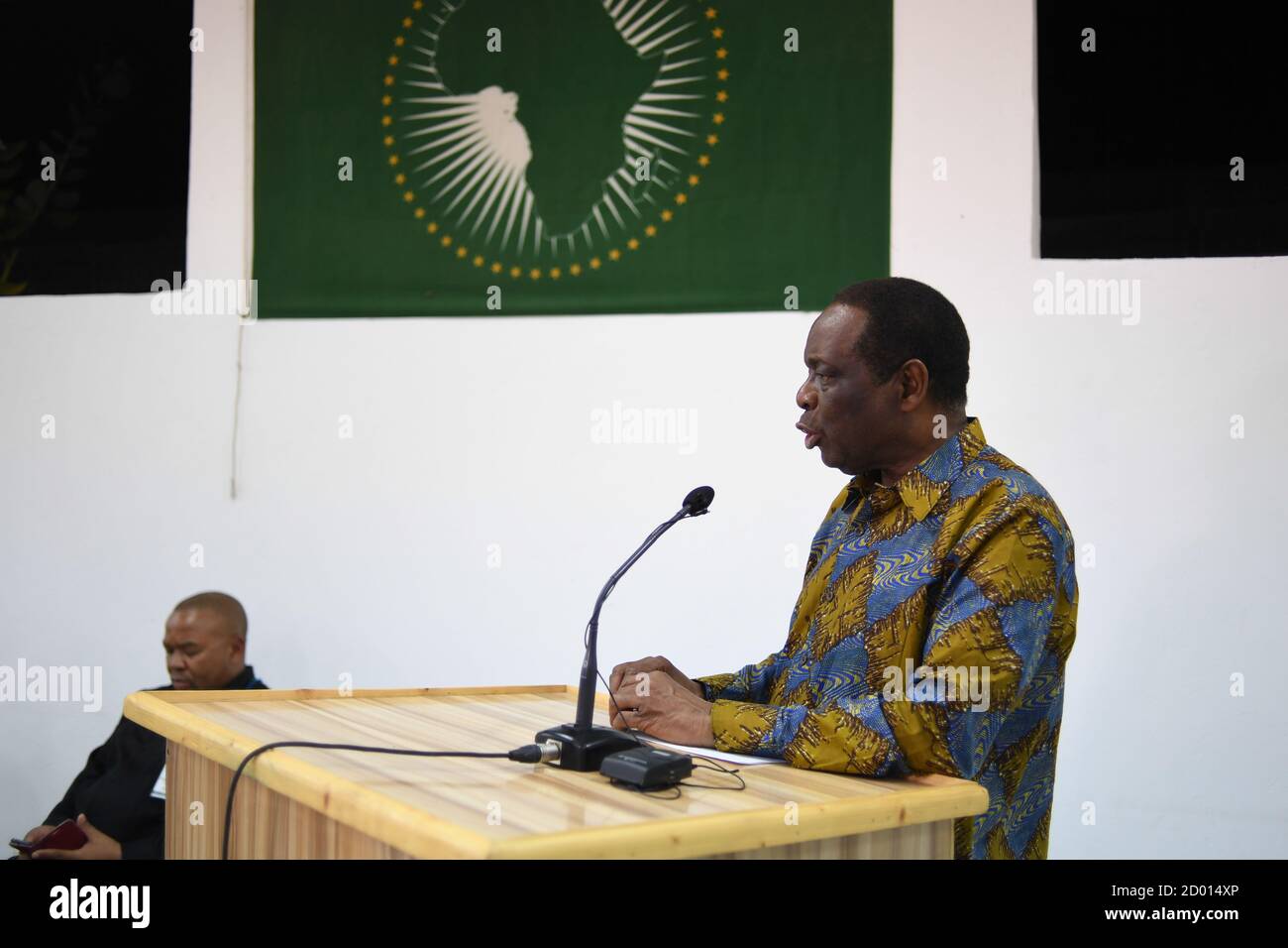 L'ambasciatore Francisco Madeira, rappresentante speciale del presidente della Commissione dell'Unione africana per la Somalia, interviene durante una cerimonia di addio agli ufficiali del personale dell'AMISOM che hanno completato il loro viaggio in Somalia il 16 maggio 2018. Foto Stock