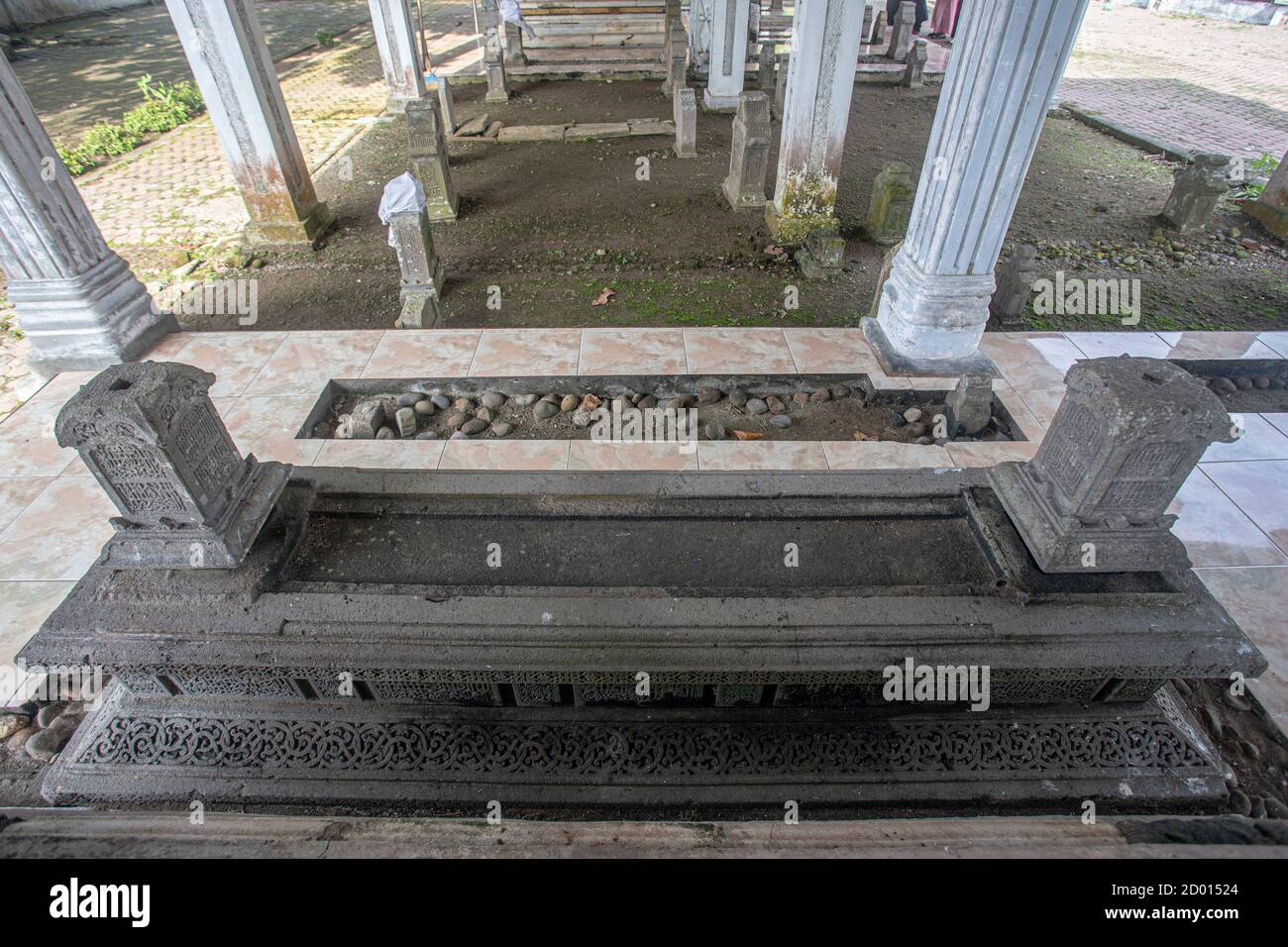 Komplek Pemakaman Ratu nahrasiyah (complesso sepolcrale della Regina Nahrasiyah) Consiste delle tombe dei funzionari reali di Samudra Pasai (Sumatra) a Gampong Foto Stock
