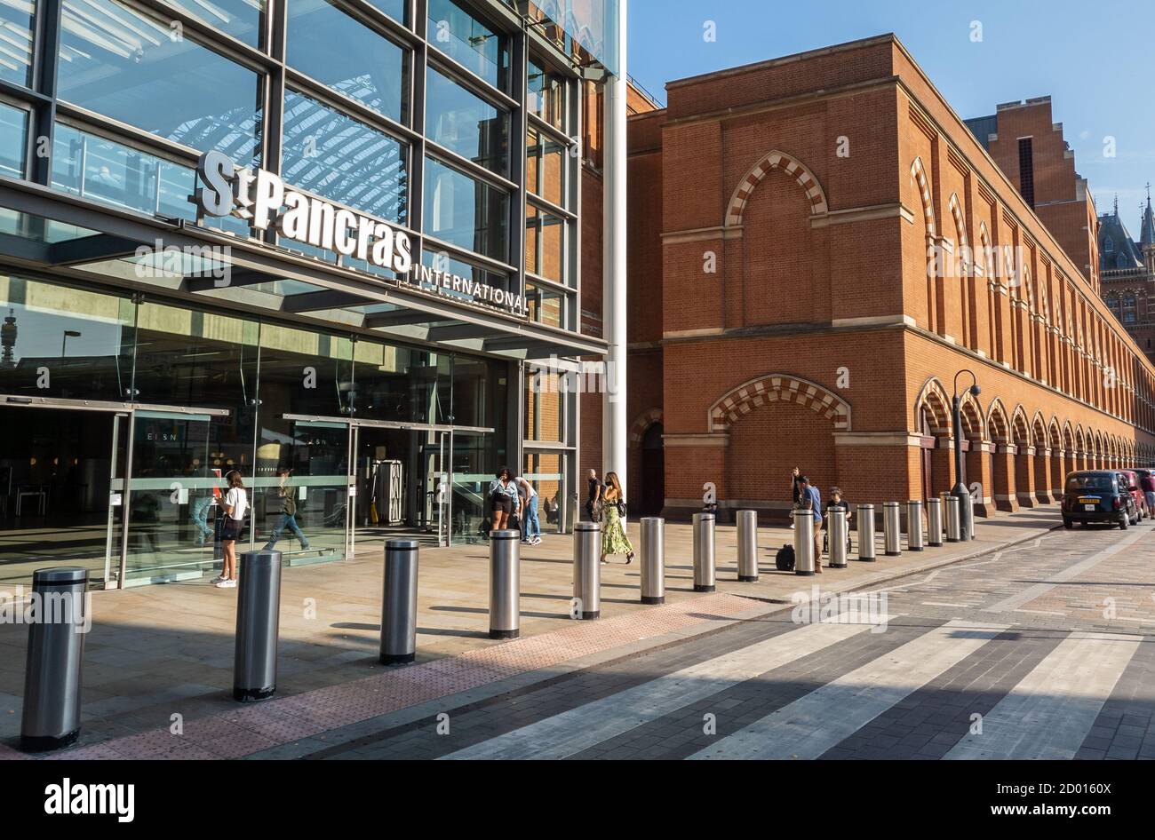Vista sulla strada della stazione ferroviaria internazionale di St. Pancras. Foto Stock