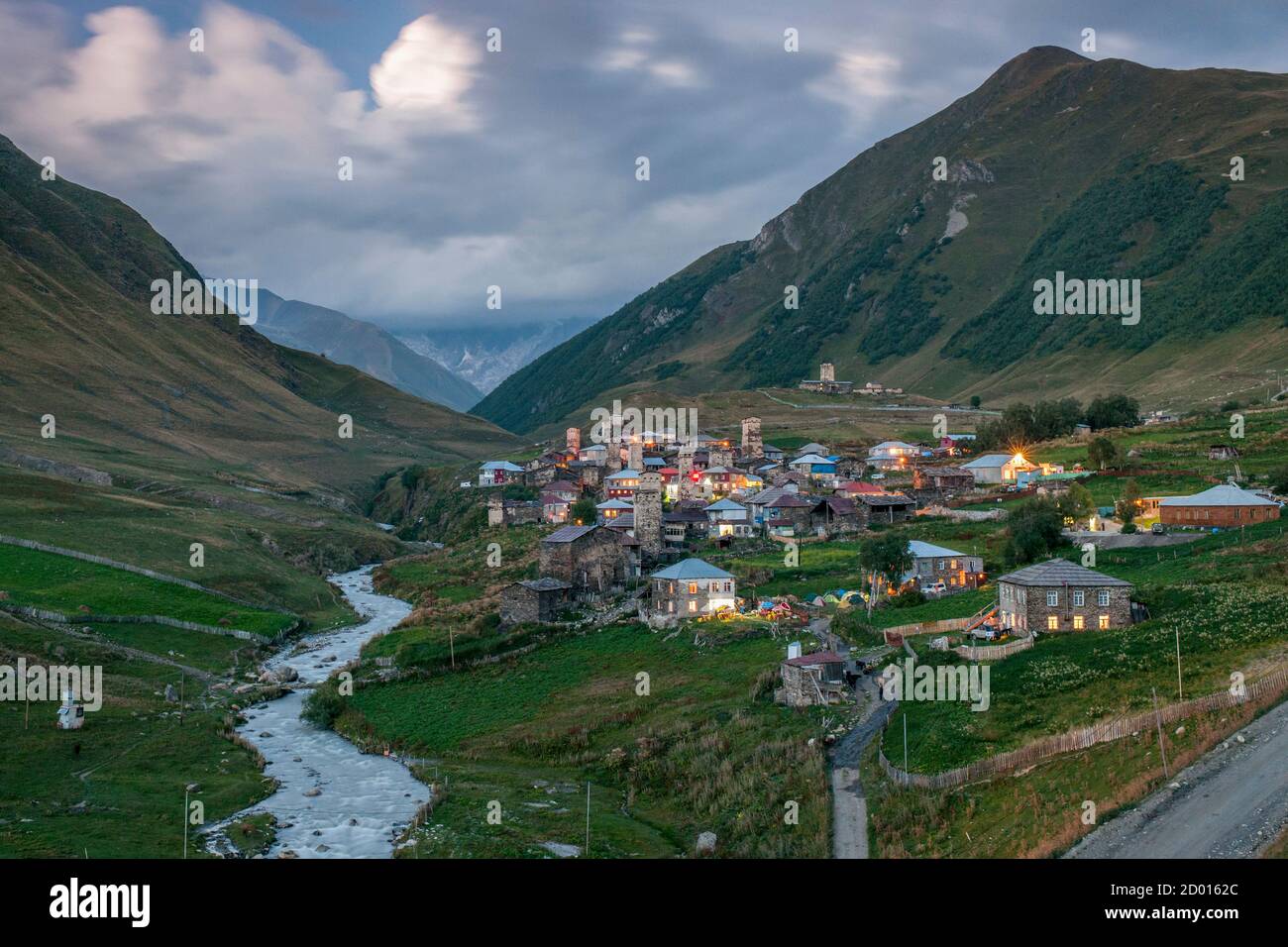 Vista al crepuscolo di Zhibiani e Chvibiani, due delle quattro frazioni che comprendono la comunità di Ushguli nel distretto di Svaneti, Monti del Caucaso, Georgia settentrionale. Foto Stock