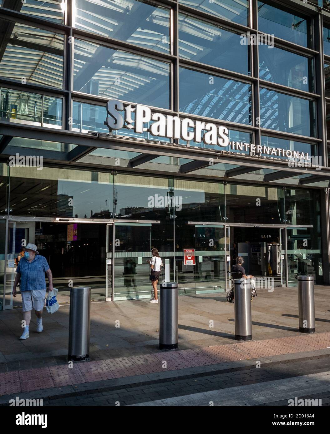 Vista sulla strada della stazione ferroviaria internazionale di St. Pancras. Foto Stock