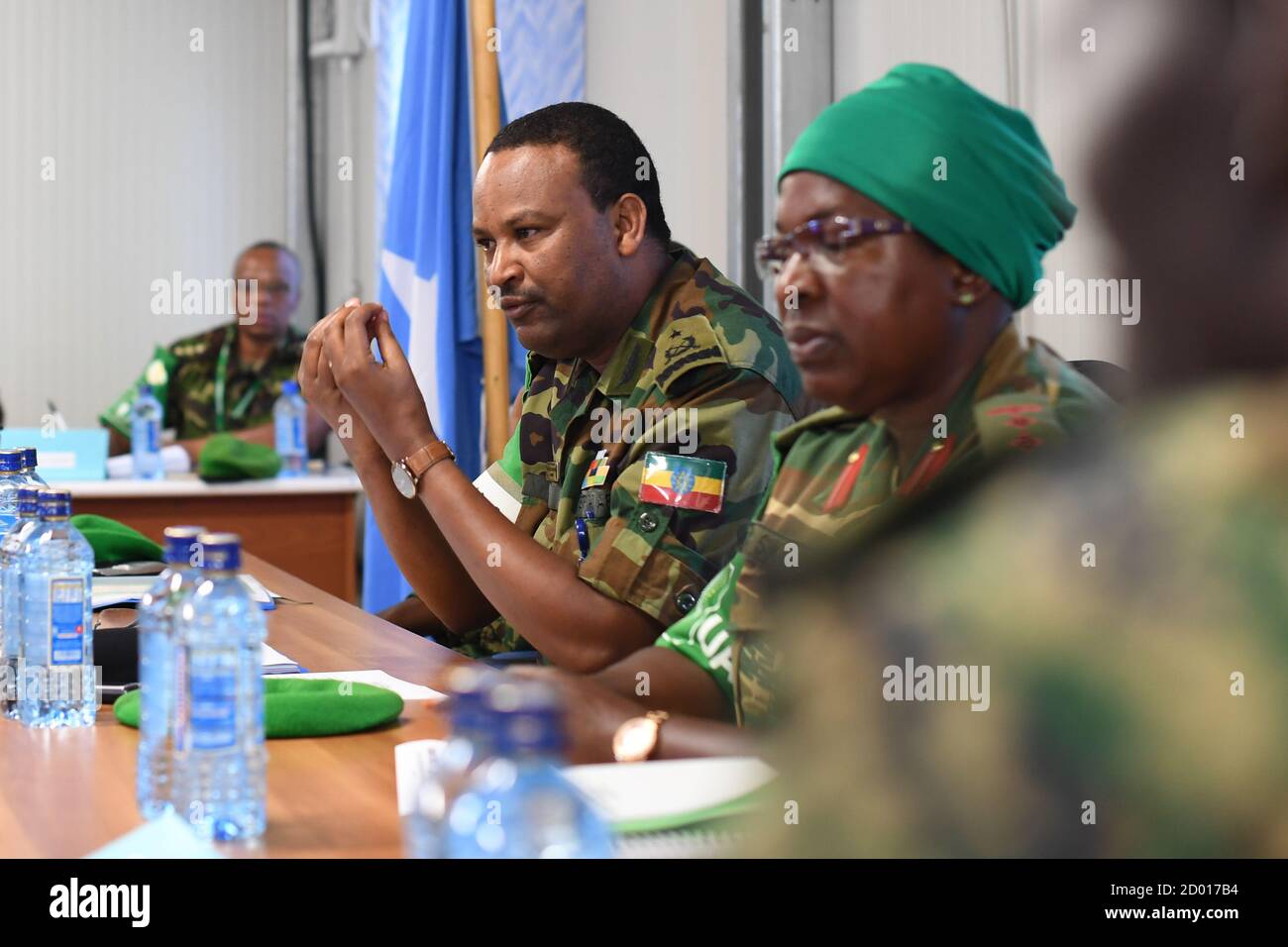 Alti ufficiali militari che prestano servizio nell'ambito della missione dell'Unione Africana in Somalia (AMISOM), partecipano alla riunione dei comandanti del settore a Mogadiscio, Somalia, il 19 giugno 2018. Foto Stock