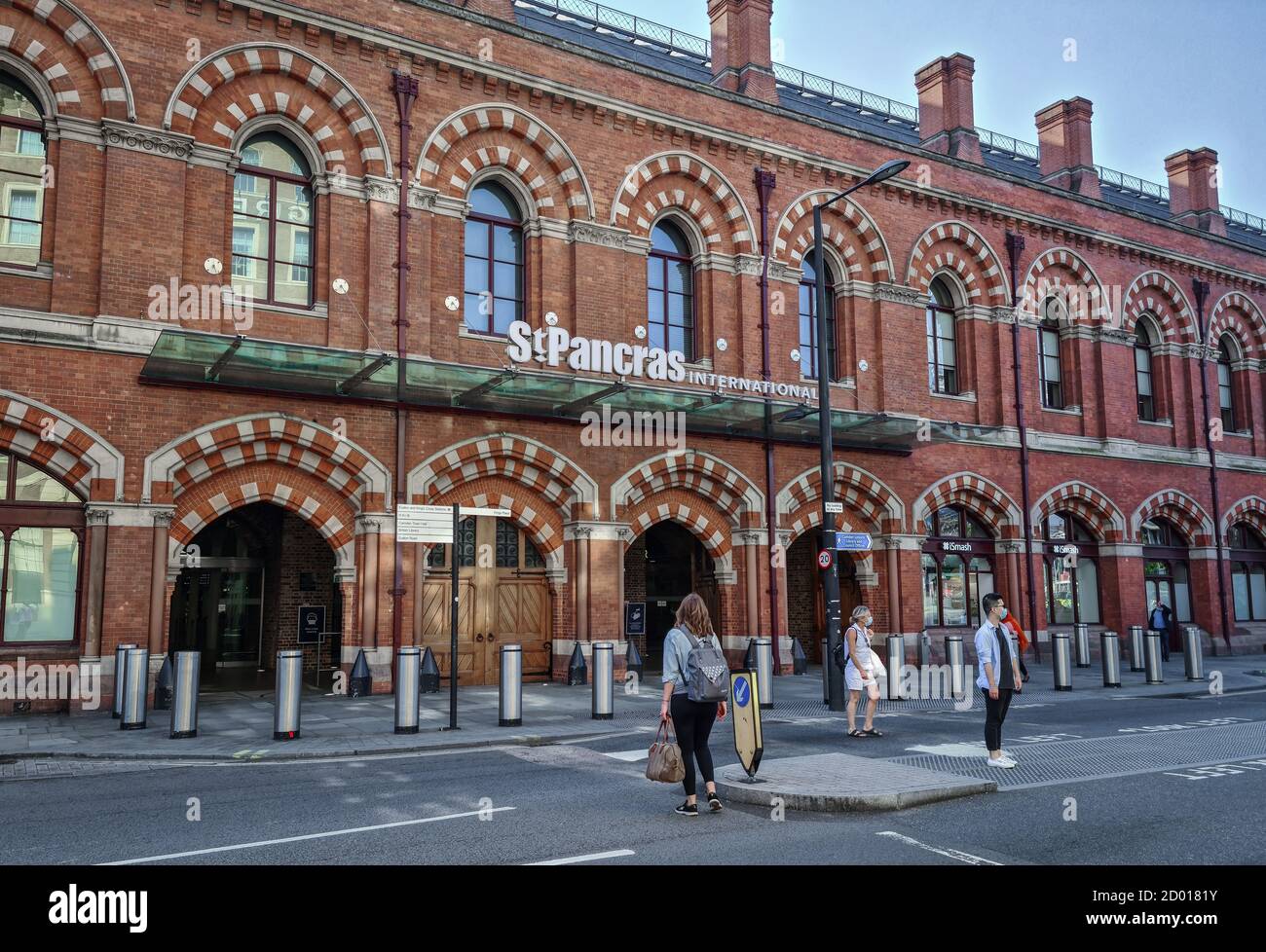 Vista sulla strada della stazione ferroviaria internazionale di St. Pancras. Foto Stock