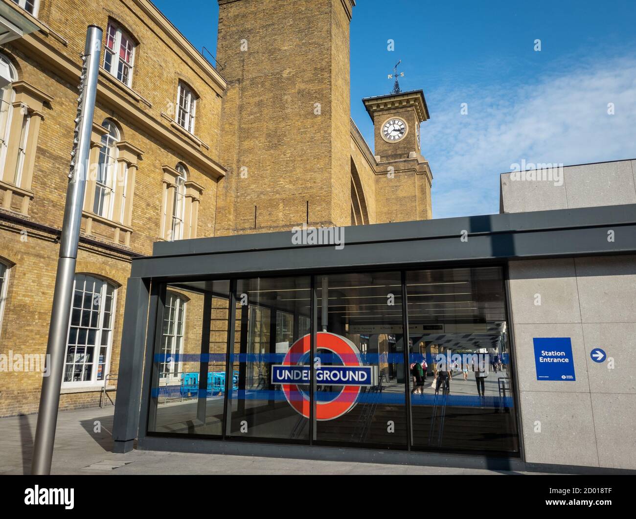 La facciata storica della stazione ferroviaria di London Kings Cross. Foto Stock