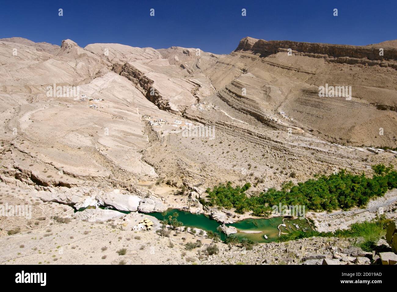 Vista di Wadi Bani Khalid nelle montagne orientali di Hajar (al Hajar ash sharq) del sultanato di Oman. Foto Stock