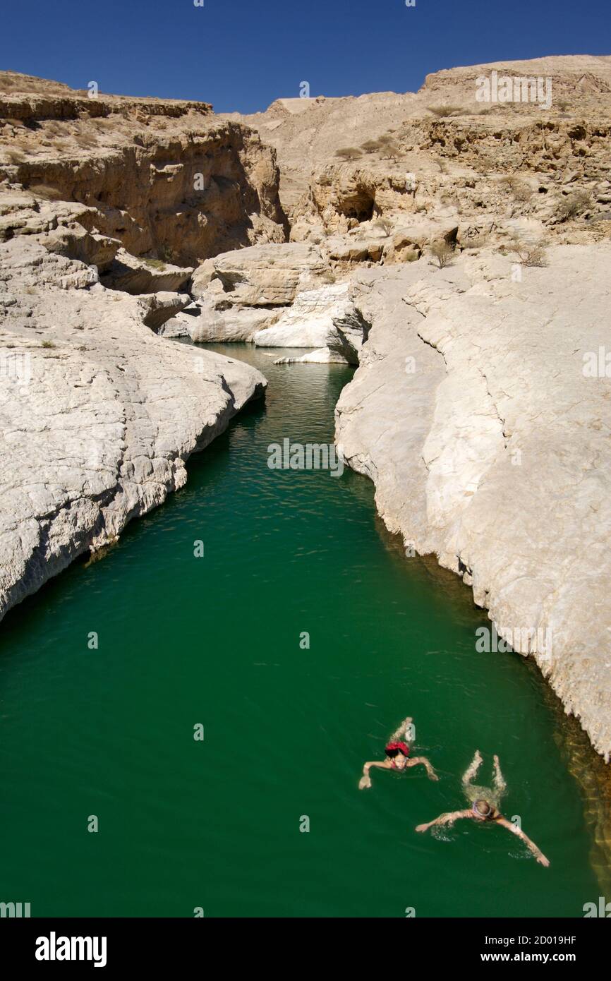 Due ragazze che nuotano a Wadi Bani Khalid nelle montagne orientali di Hajar (al Hajar ash sharq) del sultanato di Oman. Foto Stock