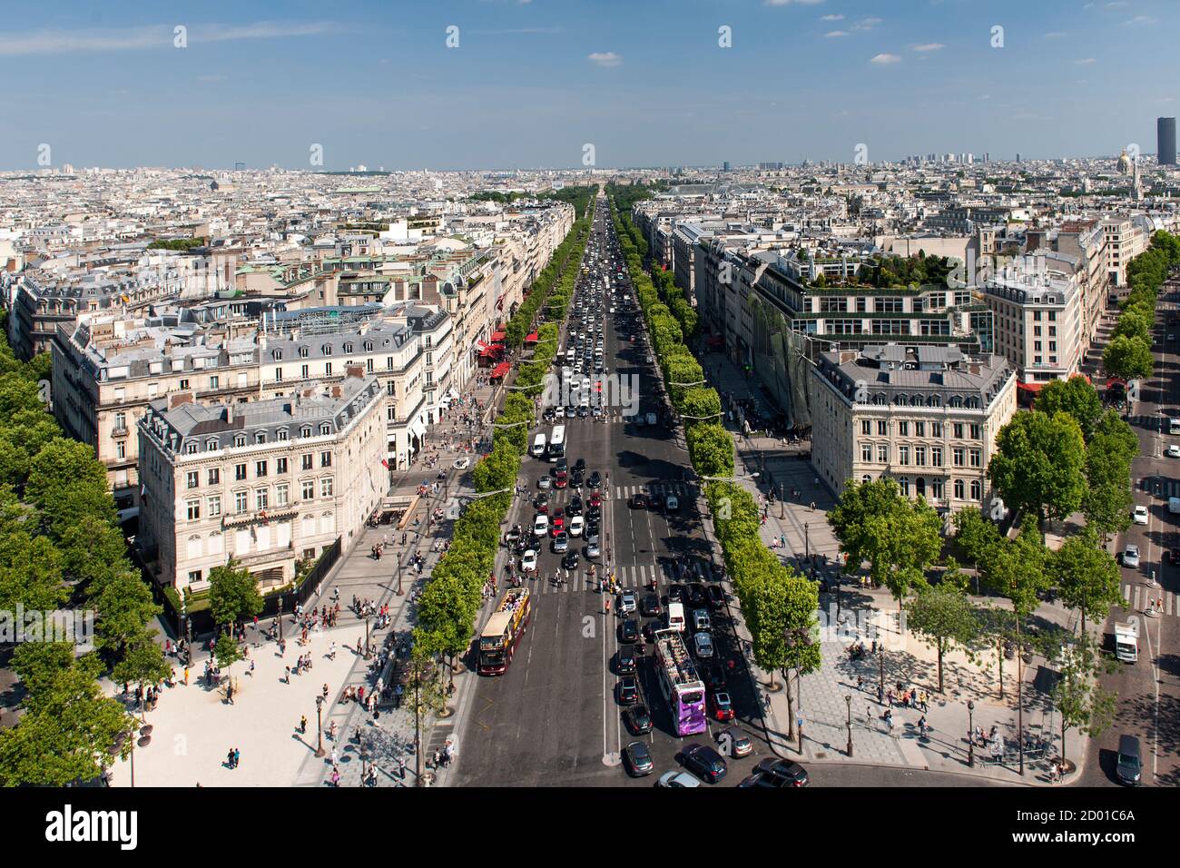 Vista lungo l'Avenue des Champs Élysées dalla cima dell'Arco di Trionfo di Parigi. Foto Stock