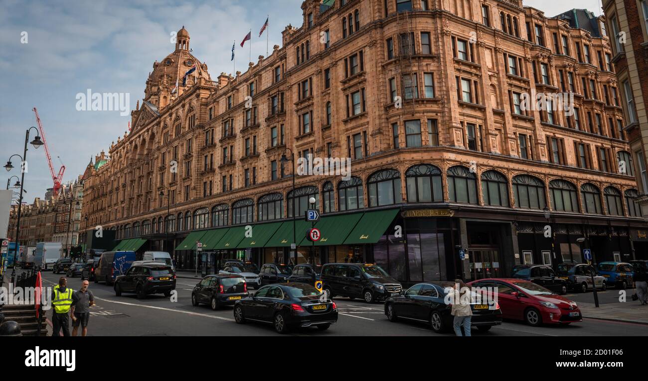 Una vista sulla strada del famoso grande magazzino Harrods di Londra Knightsbridge. Foto Stock