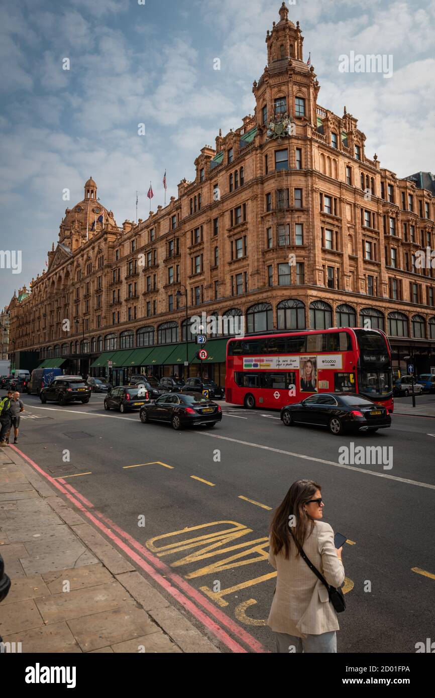 Una vista sulla strada del famoso grande magazzino Harrods di Londra Knightsbridge. Foto Stock