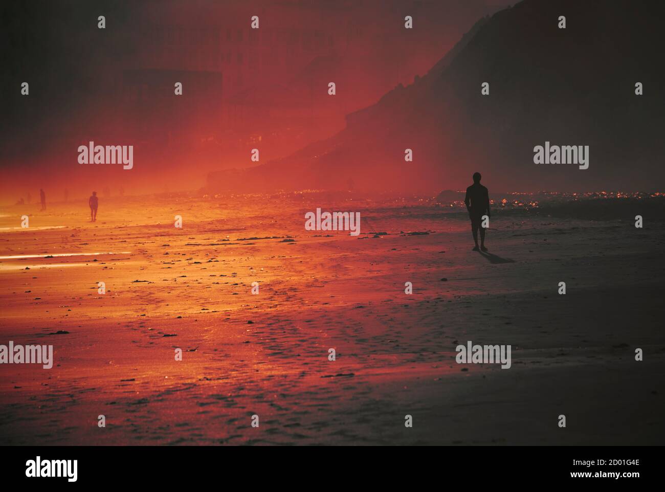 Surreale spiaggia con una silhouette di un uomo in piedi ancora Foto Stock