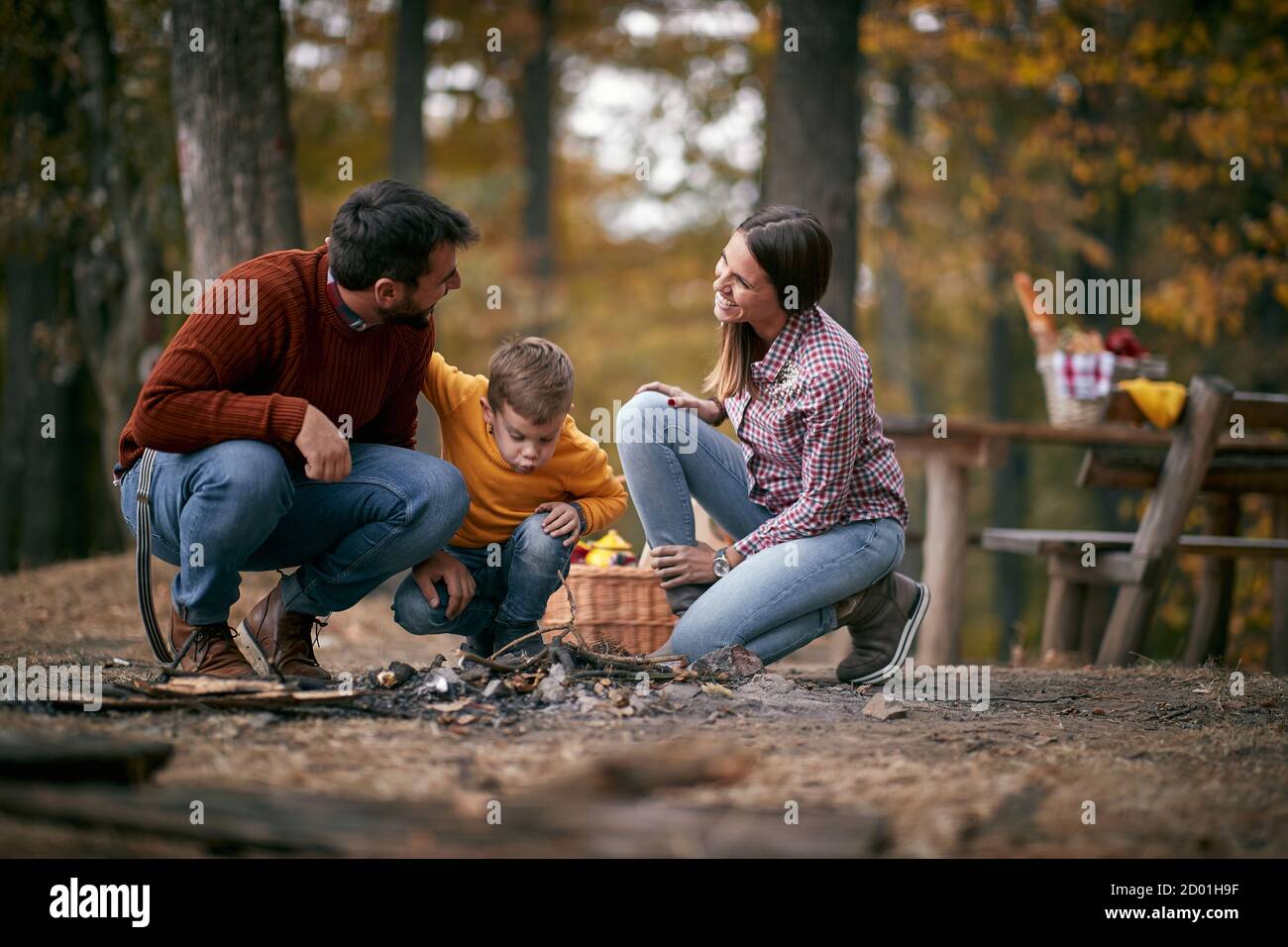 Felice mamma e papà campeggio con figlio di peschool Foto Stock