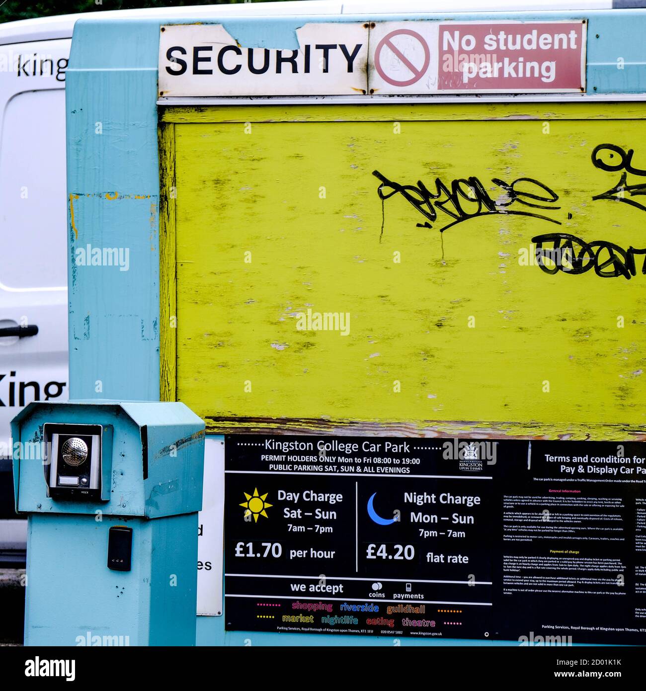 Londra UK, ottobre 02 2020, Disused Vandalized Car Park Security Barrier al Kingston College, primo piano con No People Foto Stock