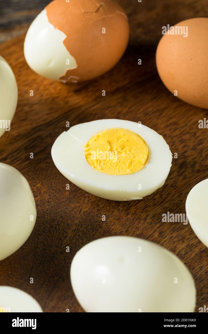 Uova sode senza gabbia biologica pronte a mangiare Foto Stock