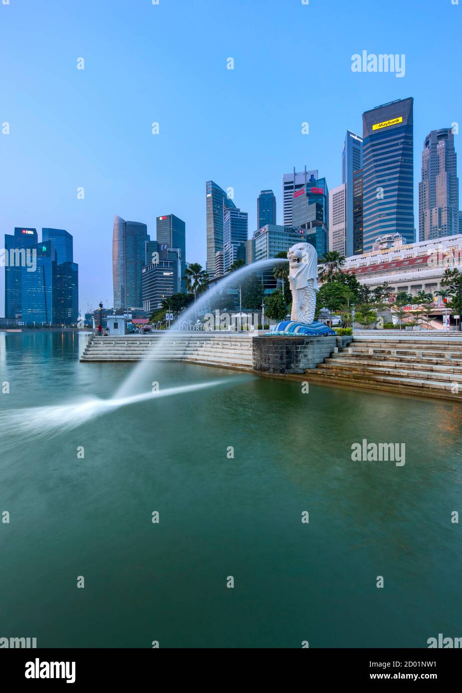 Vista all'alba dello skyline di Singapore e della fontana Merlion a Singapore. Foto Stock