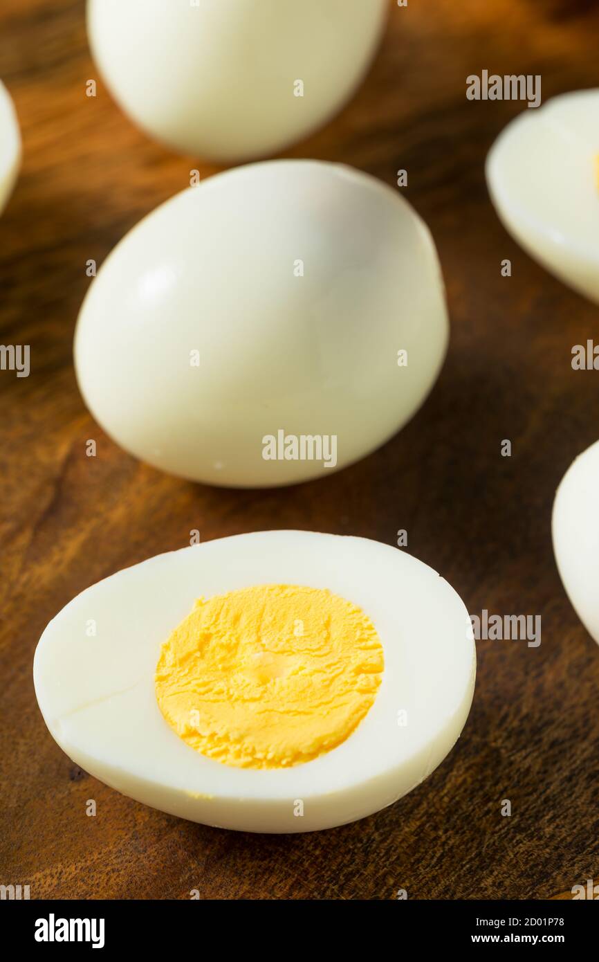 Uova sode senza gabbia biologica pronte a mangiare Foto Stock