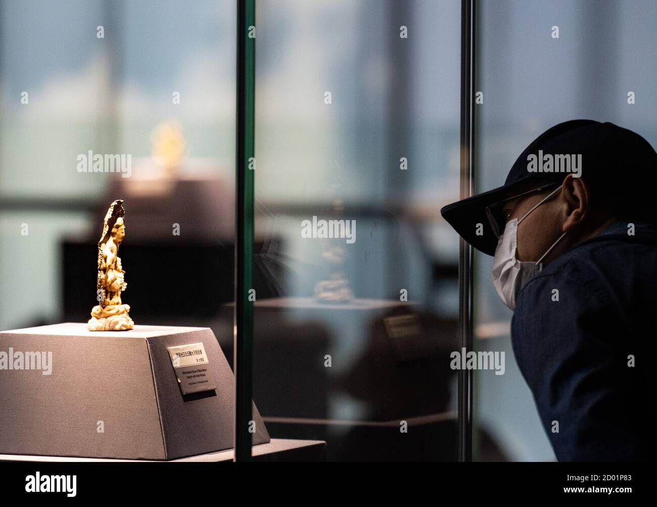 Kunming, provincia cinese di Yunnan. 2 Ott 2020. Un visitatore visita una mostra al Museo Provinciale di Yunnan a Kunming, Provincia Yunnan della Cina sudoccidentale, 2 ottobre 2020. Credit: Wang Guansen/Xinhua/Alamy Live News Foto Stock