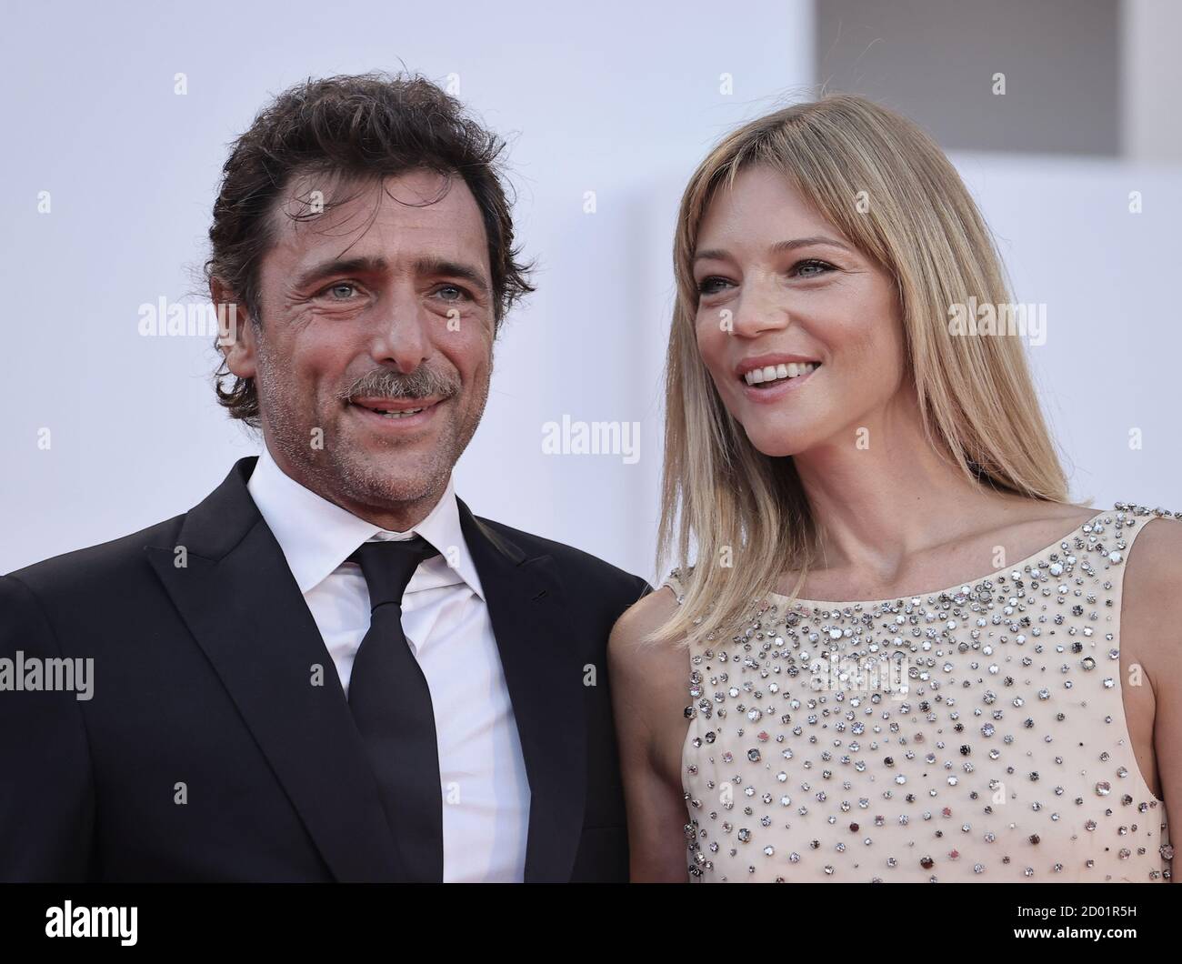 Adriano Giannini e Gaia Trussardi si pongono sul tappeto rosso durante il 77° Festival del Cinema di Venezia il 02 settembre 2020 a Venezia. Foto Stock
