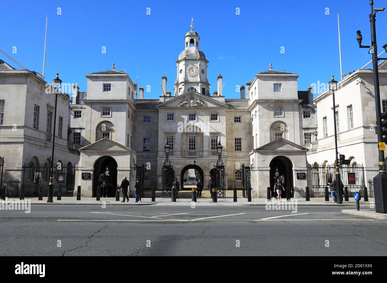 The Queen's Horse Guards on Whitehall, nel centro di Londra, Regno Unito Foto Stock