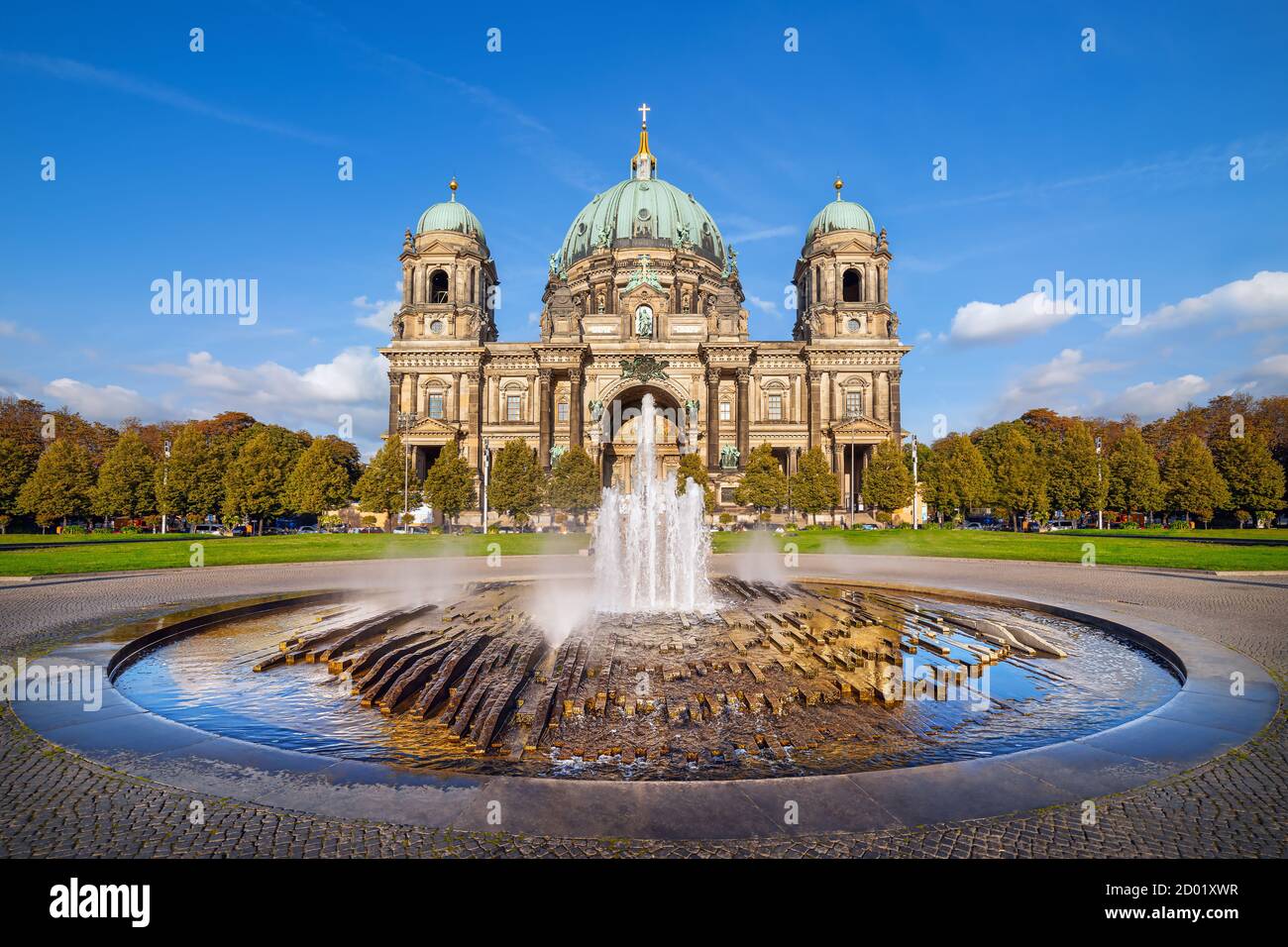 la famosa cattedrale di berlino unde un cielo blu, la germania Foto Stock