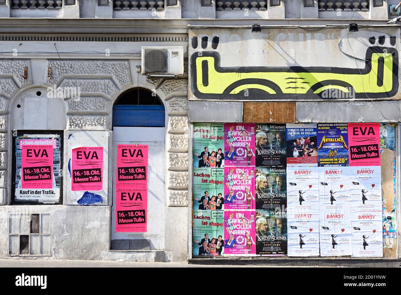 Vienna, Austria. La facciata della casa sul Lerchenfelder Gürtel è coperta da poster Foto Stock