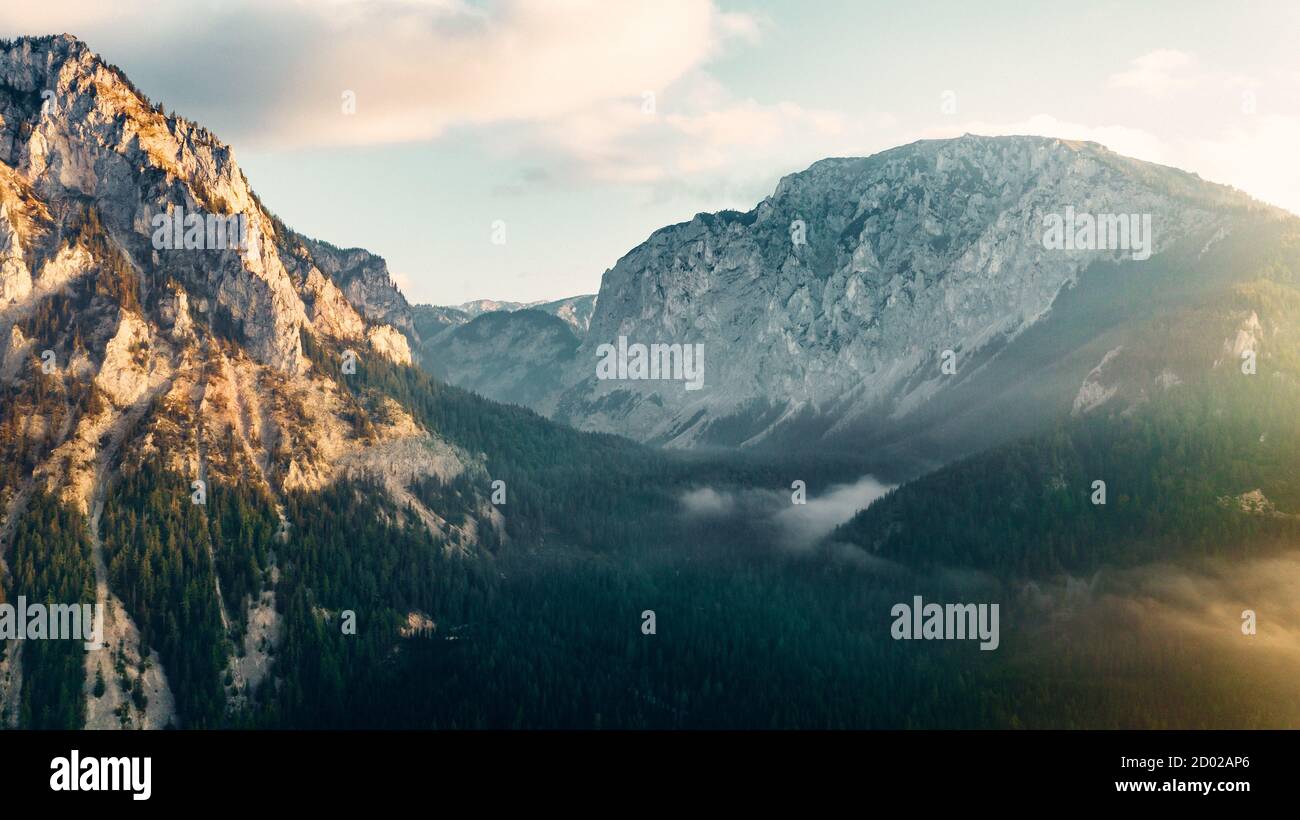 Un drone epico sparato sulle montagne all'alba. Foto Stock
