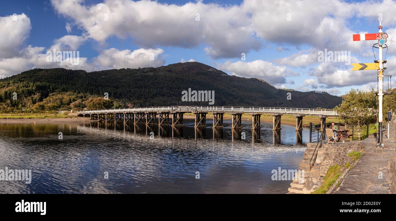 Vista panoramica del vecchio ponte a pedaggio in legno a Penmaenpool, Galles del Nord Foto Stock