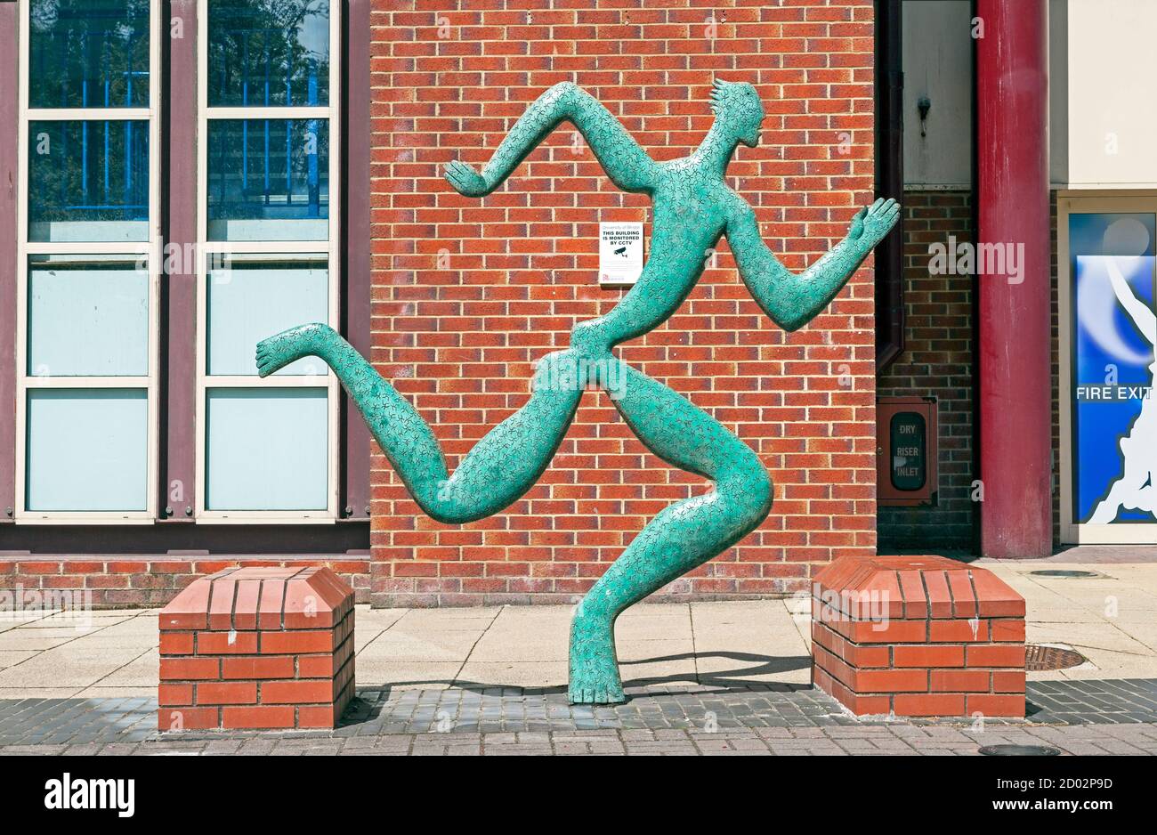 "Flat out", scultura di John Buck fuori dal centro sportivo indoor dell'Università di Bristol, Regno Unito Foto Stock