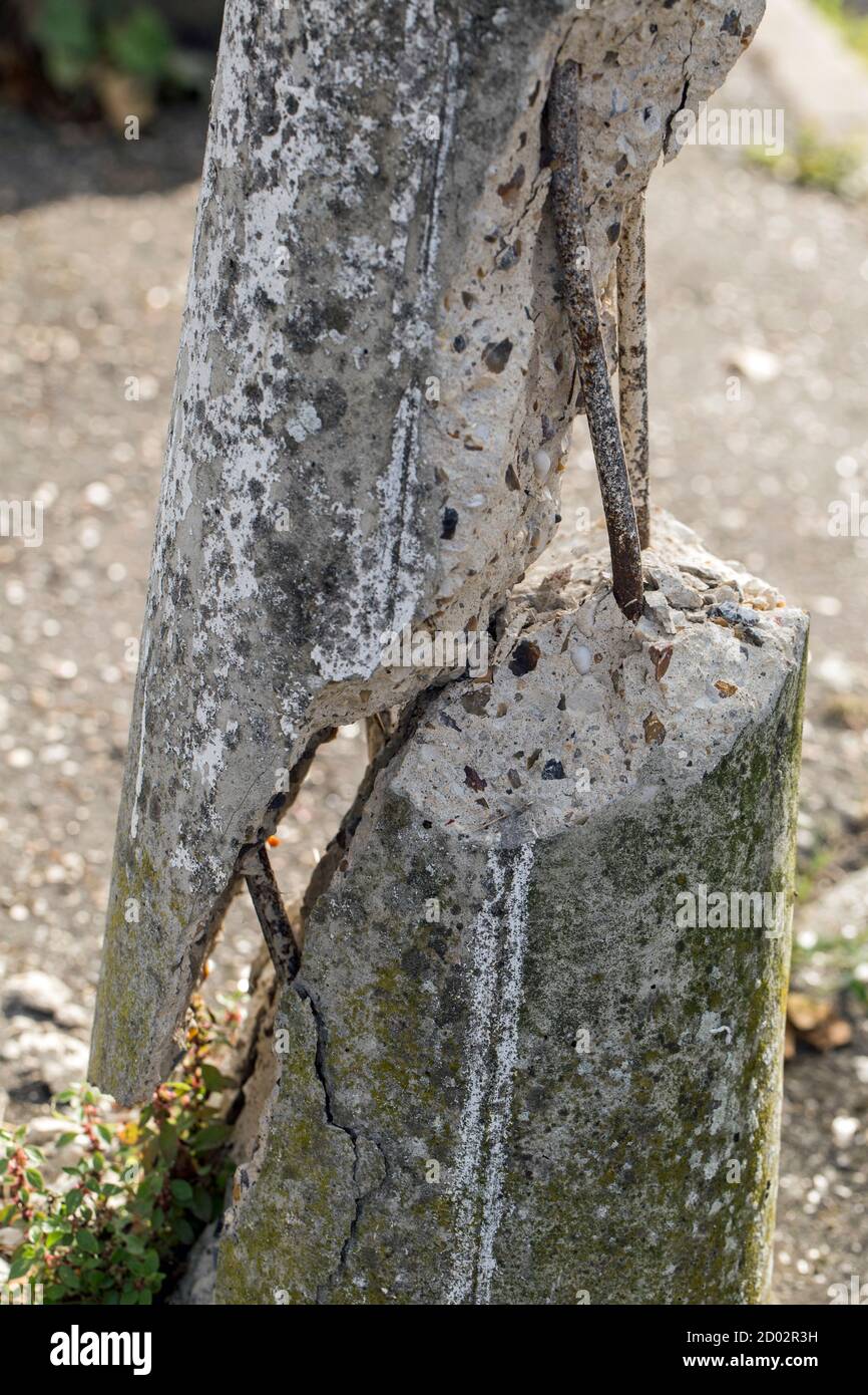 Un bullard in cemento fratturato da vicino in formato ritratto Foto Stock