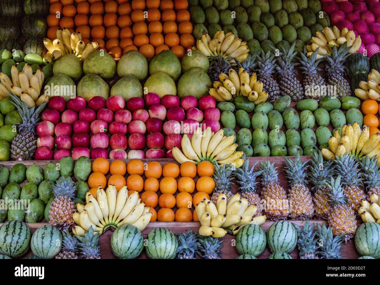 Anguria, banana, arancia, ananas e altri frutti sulla agricoltore Stand Foto Stock