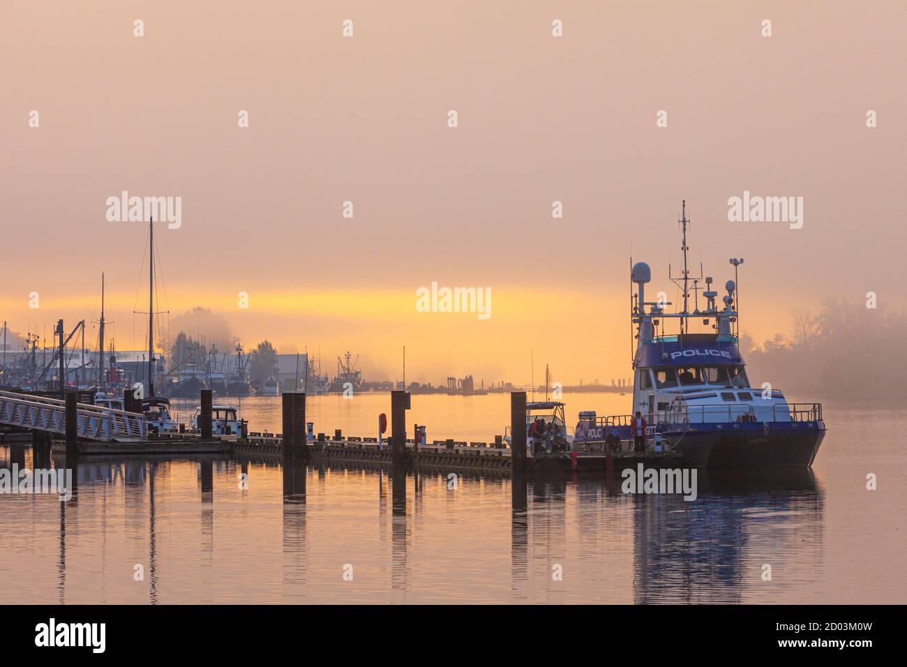La nave di pattuglia RCMP attraccata a Steveston in una mattina foggy In British Columbia Canada Foto Stock