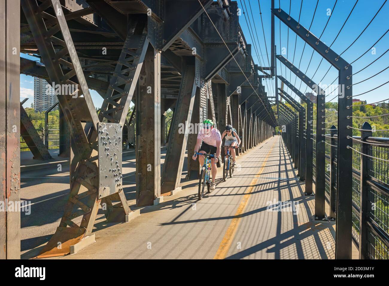 I ciclisti attraversano il ponte ad alto livello di Edmonton Alberta Canada Foto Stock