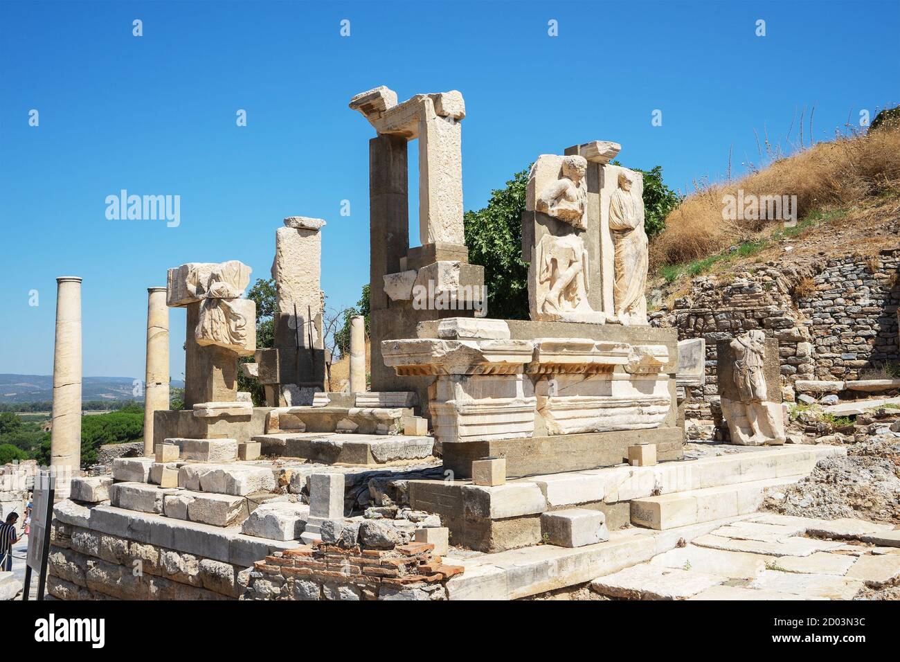 Rovine dell'antica città greca Efeso o Efes sulla costa di Ionia nella provincia di Smirne, Turchia nel giorno d'estate. Foto Stock