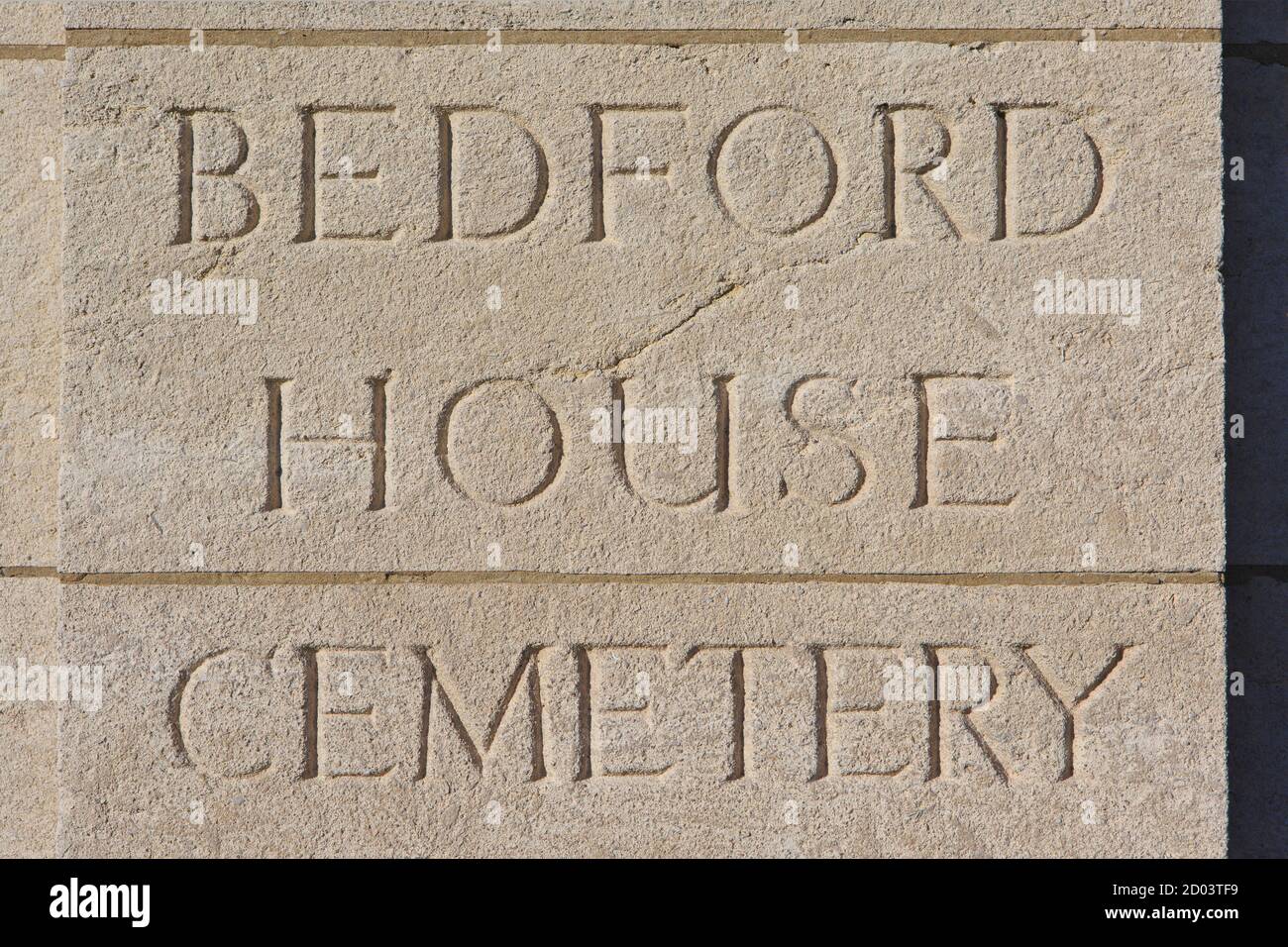 Primo piano dell'ingresso principale del cimitero Bedford House (prima e seconda guerra mondiale) progettato da Wilfred Clement von Berg a Zillebeke (Ypres), Belgio Foto Stock