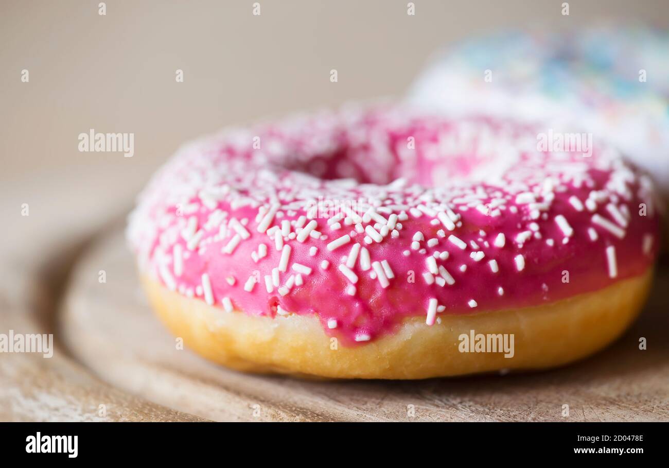 Alimentazione malsana, concetto di cibo spazzatura, ciambella rosa con spazio di copia Foto Stock