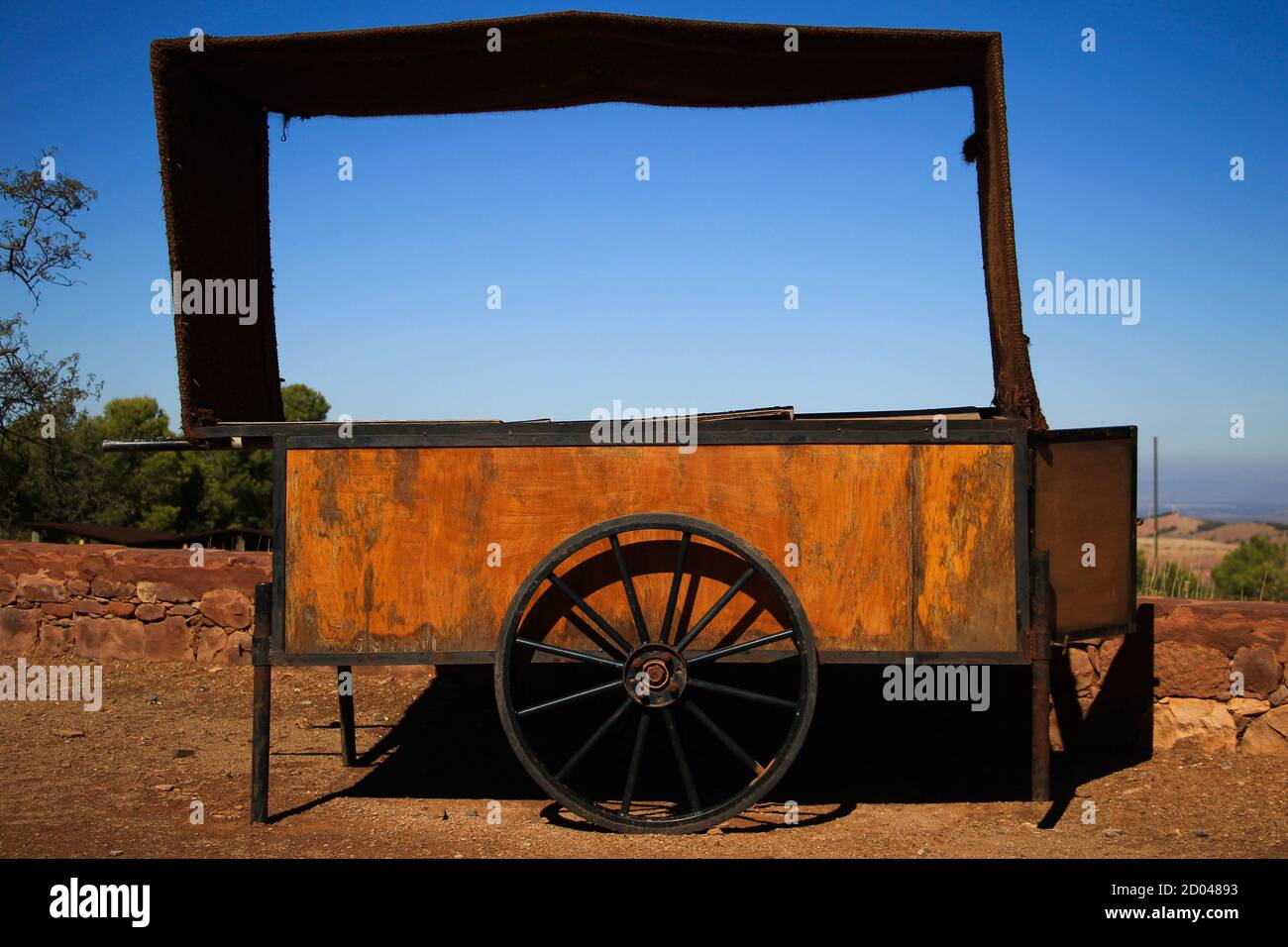 Un vagone d'epoca con ruote in acciaio al centro di da nessuna parte Foto Stock