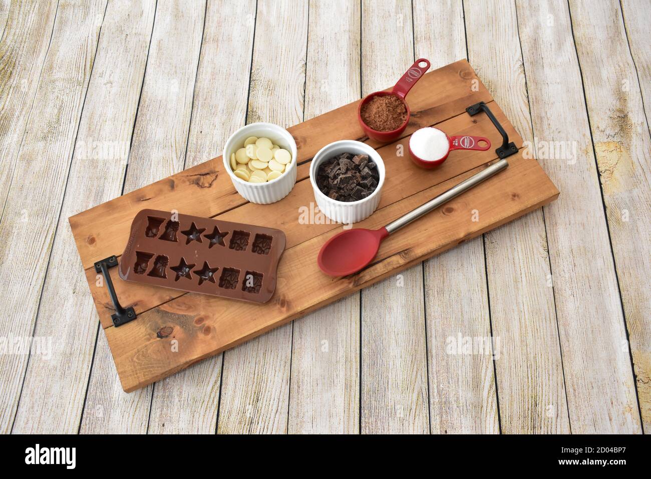 Preparare il cioccolato a casa per le delizie natalizie utilizzando ingredienti fatti in casa e gustoso cioccolato Foto Stock