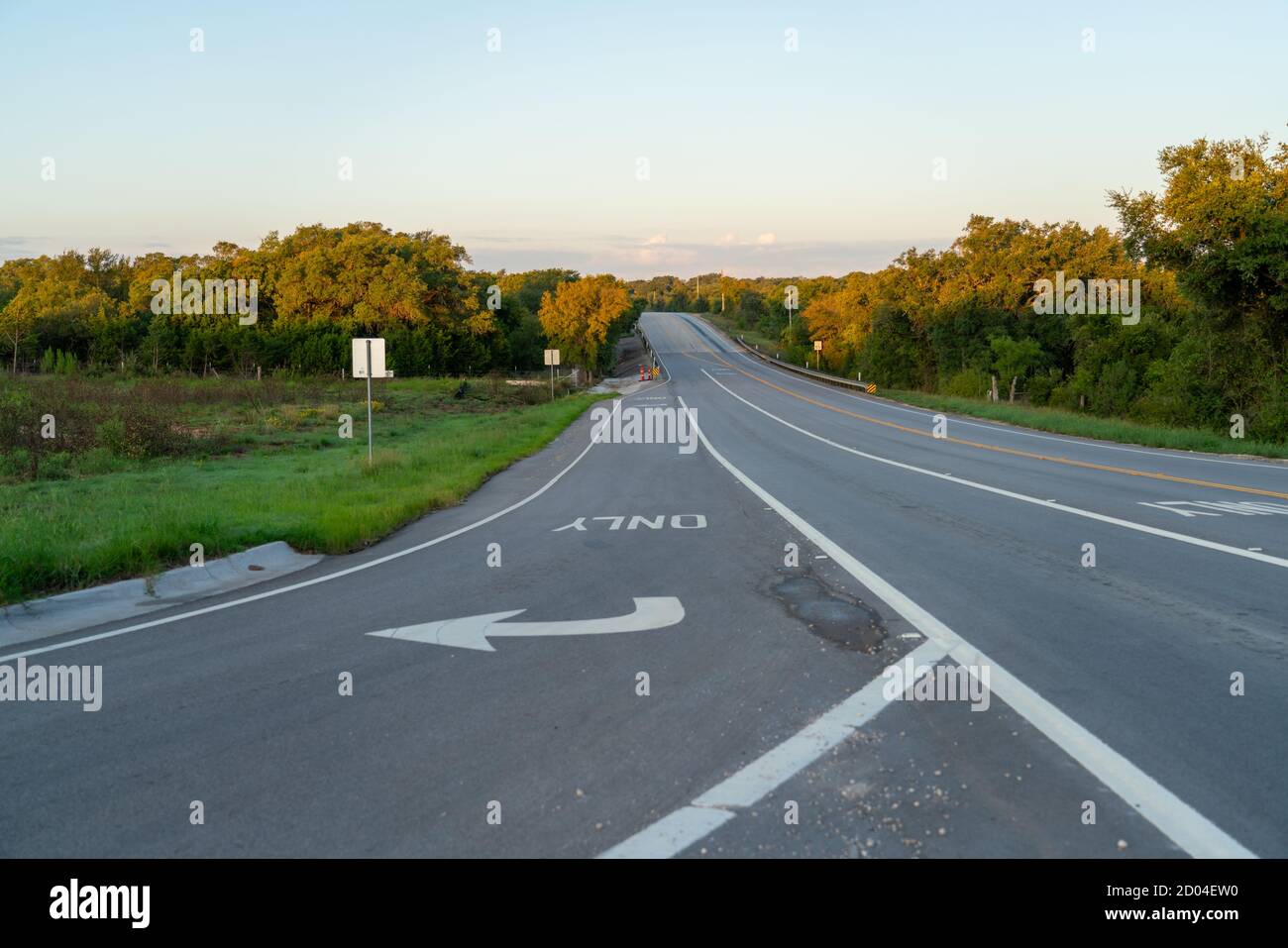 Vista della tipica Texas Road nelle terre aperte in anticipo Al mattino Foto Stock