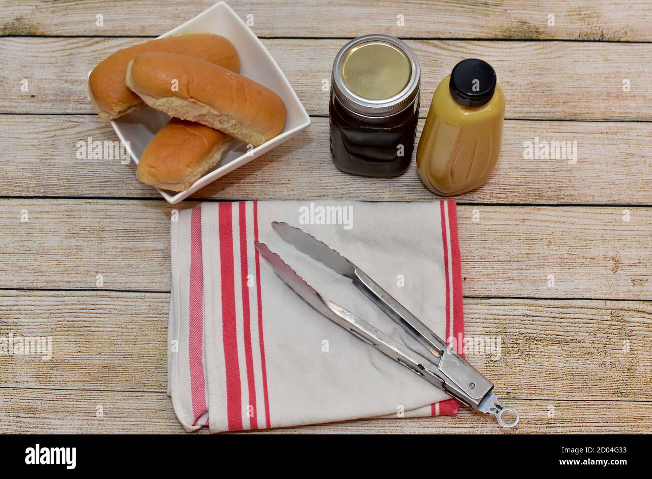 Estate stagionale picnic campeggio cibo per la famiglia all'aperto con cucina semplici cibi gourmet di hamburger e hot dog per eventi e. momenti divertenti Foto Stock