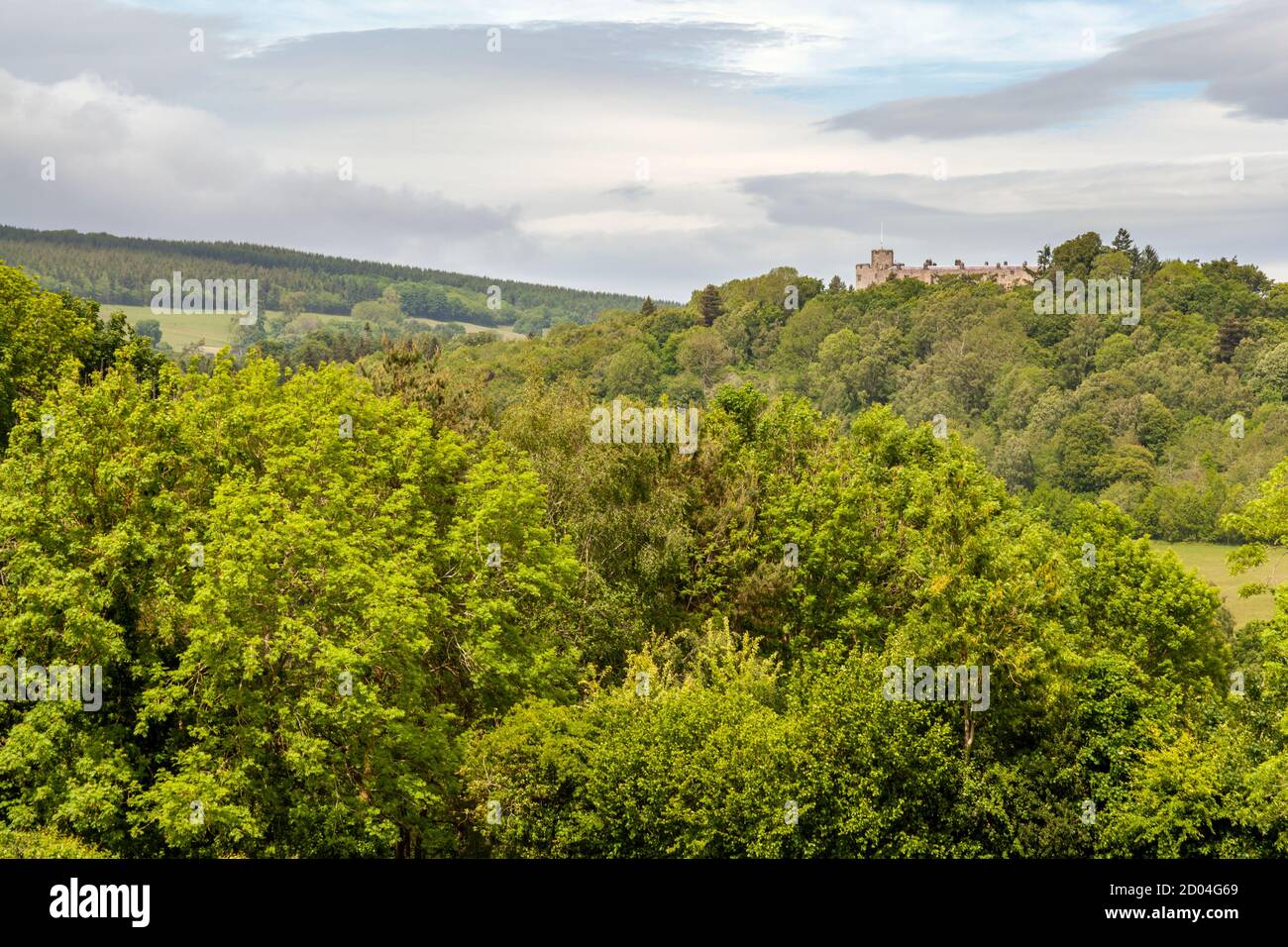 Una vista attraverso la valle del Ceiriog da Bron Y Garth, dove il Castello di Chirk può essere visto sopra gli alberi, Foto Stock