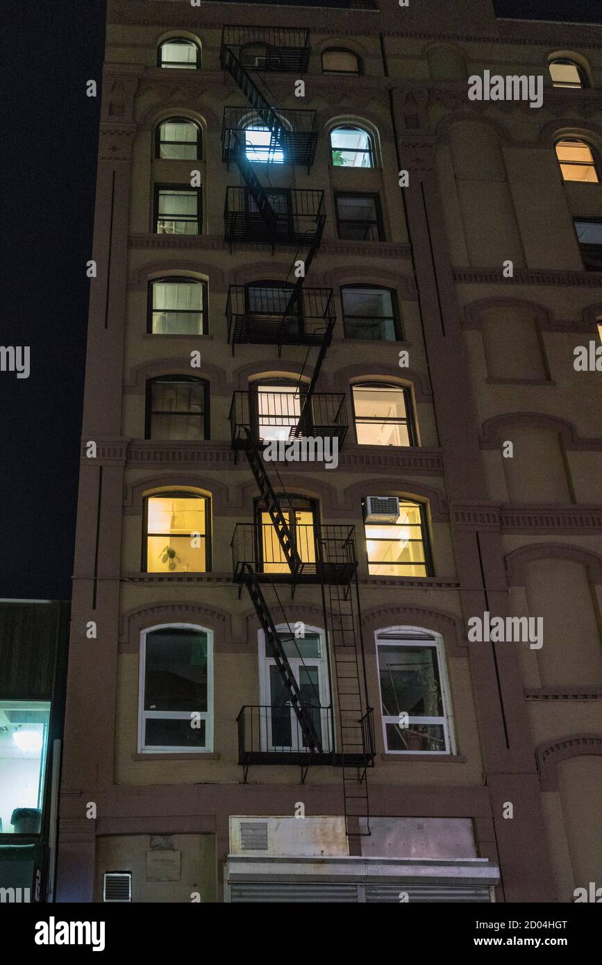 New York, Feb 14, 2018 - fire escape visto sul lato dell'edificio di appartamenti a New York City Foto Stock