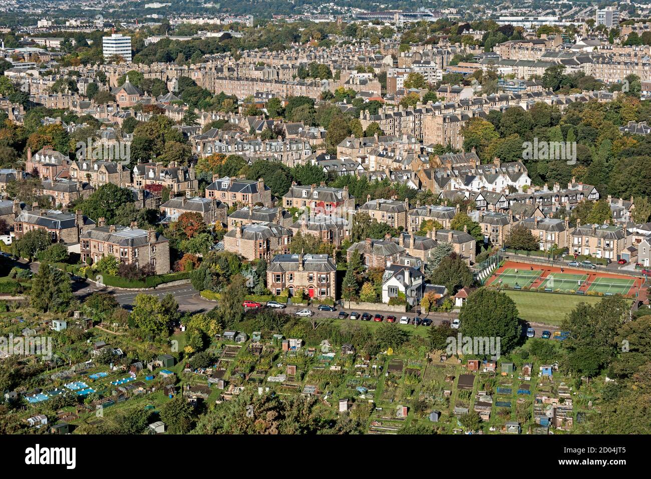 Vista della casa residenziale a sud di Edimburgo da Blackford Hill. Foto Stock