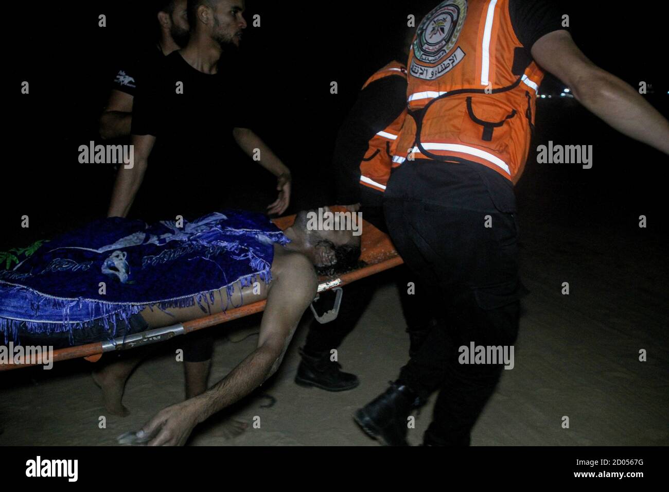 2 ottobre 2020: Gaza, Palestina. 2 ottobre 2020. Un equipaggio della difesa civile palestinese recupera il corpo di un uomo annegato nel mare al largo della striscia di Gaza settentrionale. Il cadavere fu poi trasferito all'ospedale indonesiano di Jabalia. La ragione dell'annegamento è ancora sconosciuta credito: Ahmad Hasaballah/IMAGESLIVE/ZUMA Wire/Alamy Live News Foto Stock