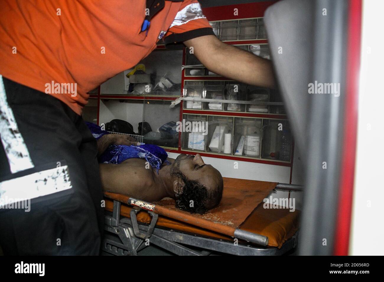 2 ottobre 2020: Gaza, Palestina. 2 ottobre 2020. Un equipaggio della difesa civile palestinese recupera il corpo di un uomo annegato nel mare al largo della striscia di Gaza settentrionale. Il cadavere fu poi trasferito all'ospedale indonesiano di Jabalia. La ragione dell'annegamento è ancora sconosciuta credito: Ahmad Hasaballah/IMAGESLIVE/ZUMA Wire/Alamy Live News Foto Stock