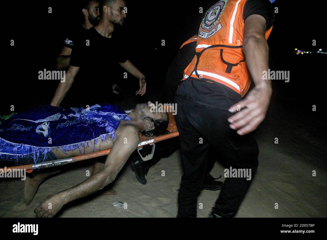 2 ottobre 2020: Gaza, Palestina. 2 ottobre 2020. Un equipaggio della difesa civile palestinese recupera il corpo di un uomo annegato nel mare al largo della striscia di Gaza settentrionale. Il cadavere fu poi trasferito all'ospedale indonesiano di Jabalia. La ragione dell'annegamento è ancora sconosciuta credito: Ahmad Hasaballah/IMAGESLIVE/ZUMA Wire/Alamy Live News Foto Stock