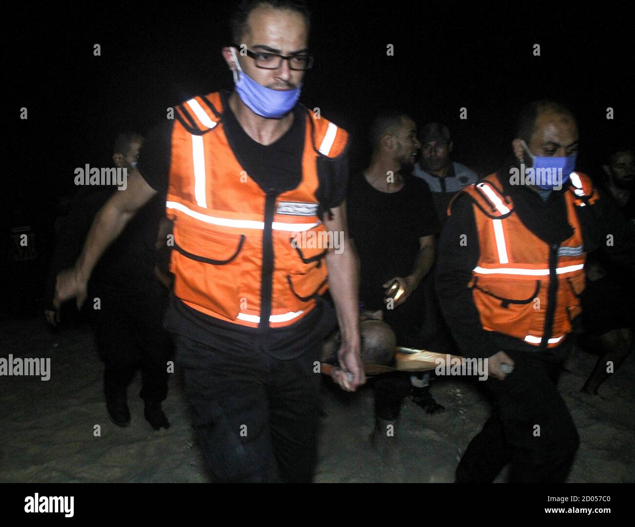 2 ottobre 2020: Gaza, Palestina. 2 ottobre 2020. Un equipaggio della difesa civile palestinese recupera il corpo di un uomo annegato nel mare al largo della striscia di Gaza settentrionale. Il cadavere fu poi trasferito all'ospedale indonesiano di Jabalia. La ragione dell'annegamento è ancora sconosciuta credito: Ahmad Hasaballah/IMAGESLIVE/ZUMA Wire/Alamy Live News Foto Stock