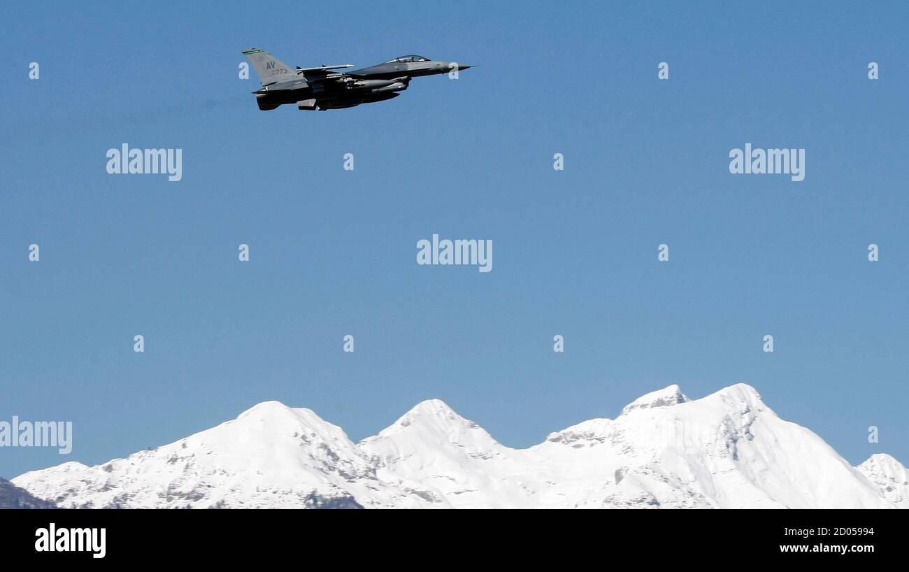 An F-16 jet fighter flies over the NATO airbase in Aviano, northern Italy March 21, 2011. Arab nations do not want the military intervention under way in Libya to be placed under NATO control, French Foreign Minister Alain Juppe said on Monday. REUTERS/Alessandro Garofalo ( ITALY - Tags: POLITICS MILITARY CONFLICT IMAGES OF THE DAY) Foto Stock